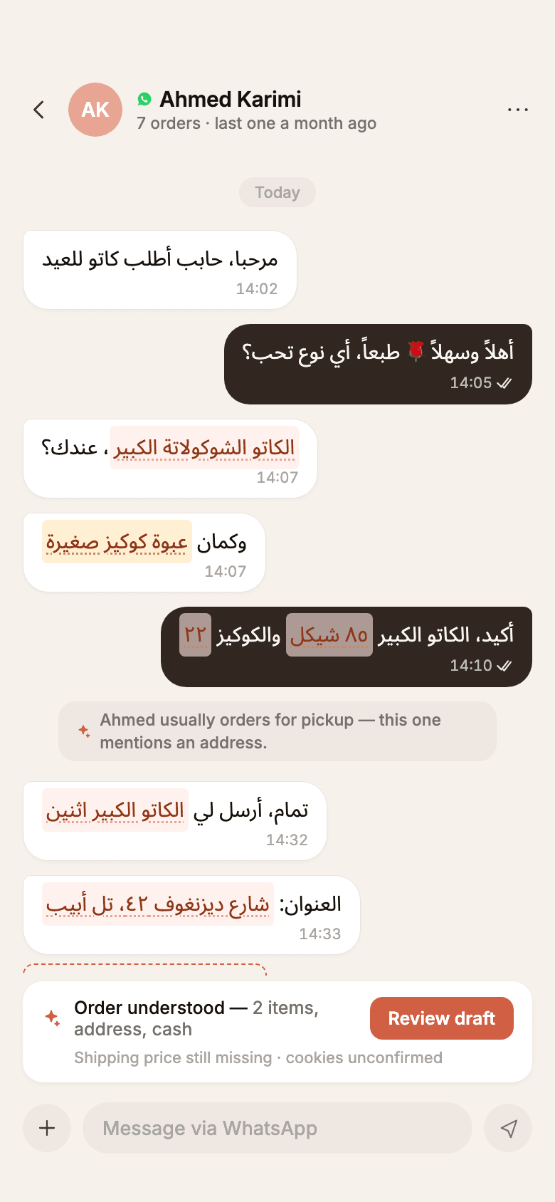 Markash detecting an order inside a WhatsApp conversation, with items, address, and payment highlighted
